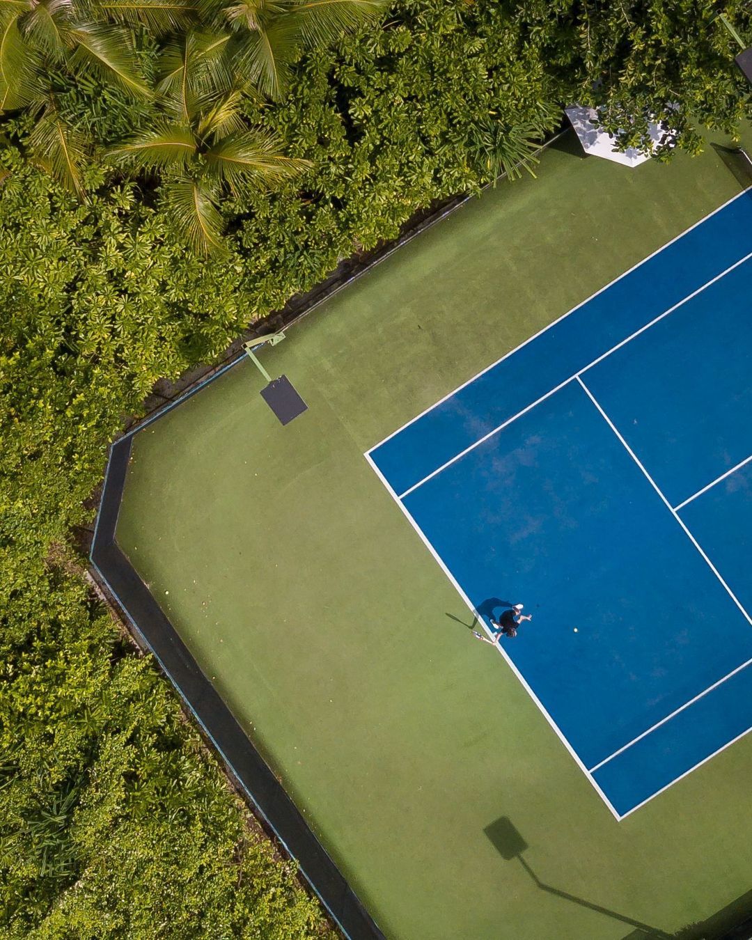 Tennis court at Finolhu